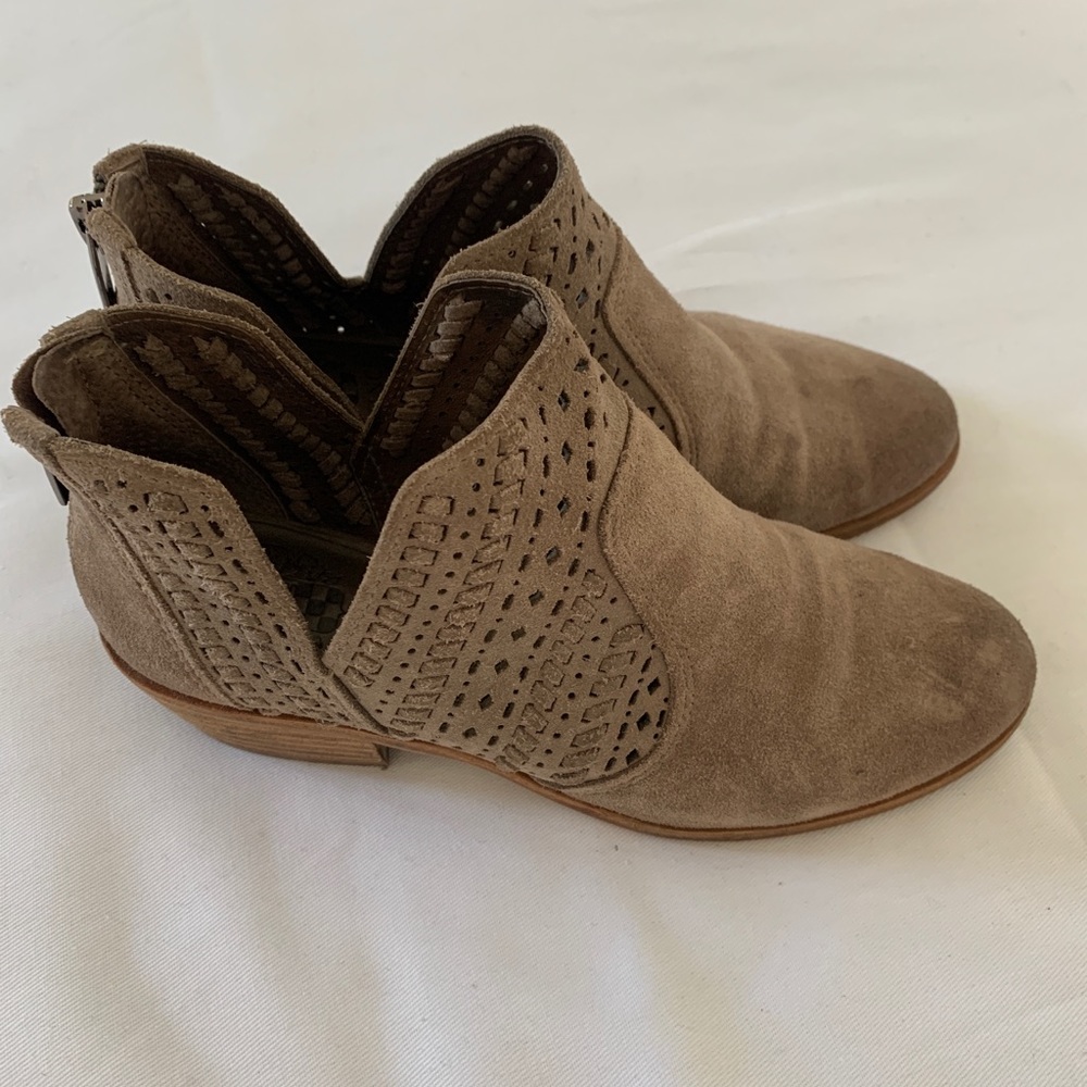 Vince Camuto Booties in light brown suede size  6